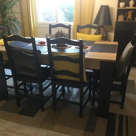 Coup De Coeur Assure ! Calm Comme A La Maison ! Maison Spacieuse Avec Grande Terrasse Pour 2 A 5 Personnes Proximite Et Avec Wifi Et Parking Gratuits بيت للعطل غرانفيل